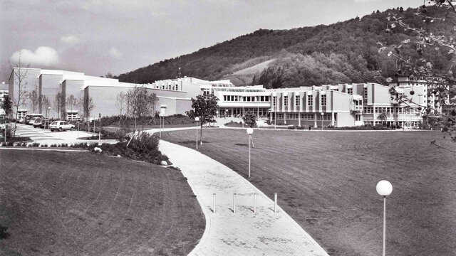 Schwarz-weiß Foto der neuen Hochschule, Blick von der Rasenfläche aus