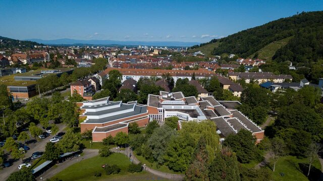 Die Hochschule aus der Vogelperspektive, im Hintergrund Freiburg