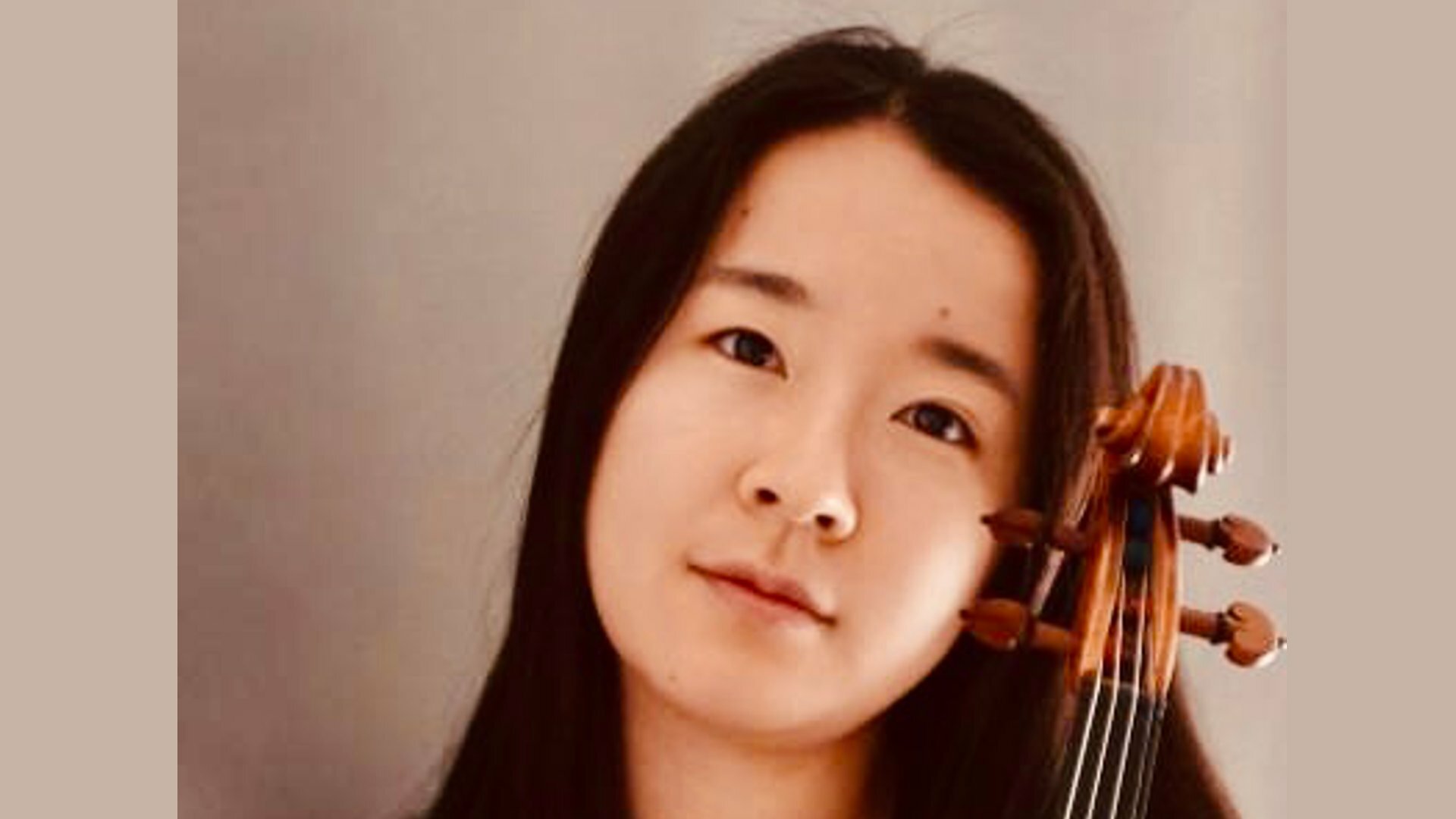 Porträt von Shu Ran Li mit Geige in der Hand