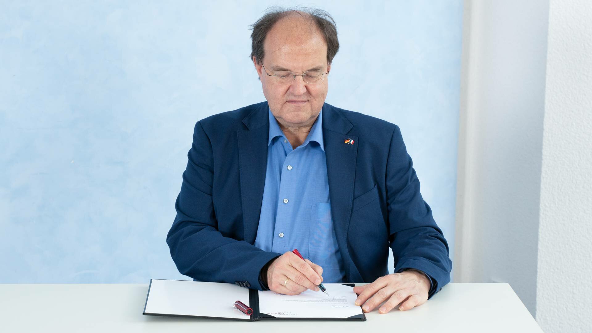 Rektor Ludwig Holtmeier beim Unterschreiben der Urkunde