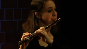 Isabelle Brüning spielt Querflöte