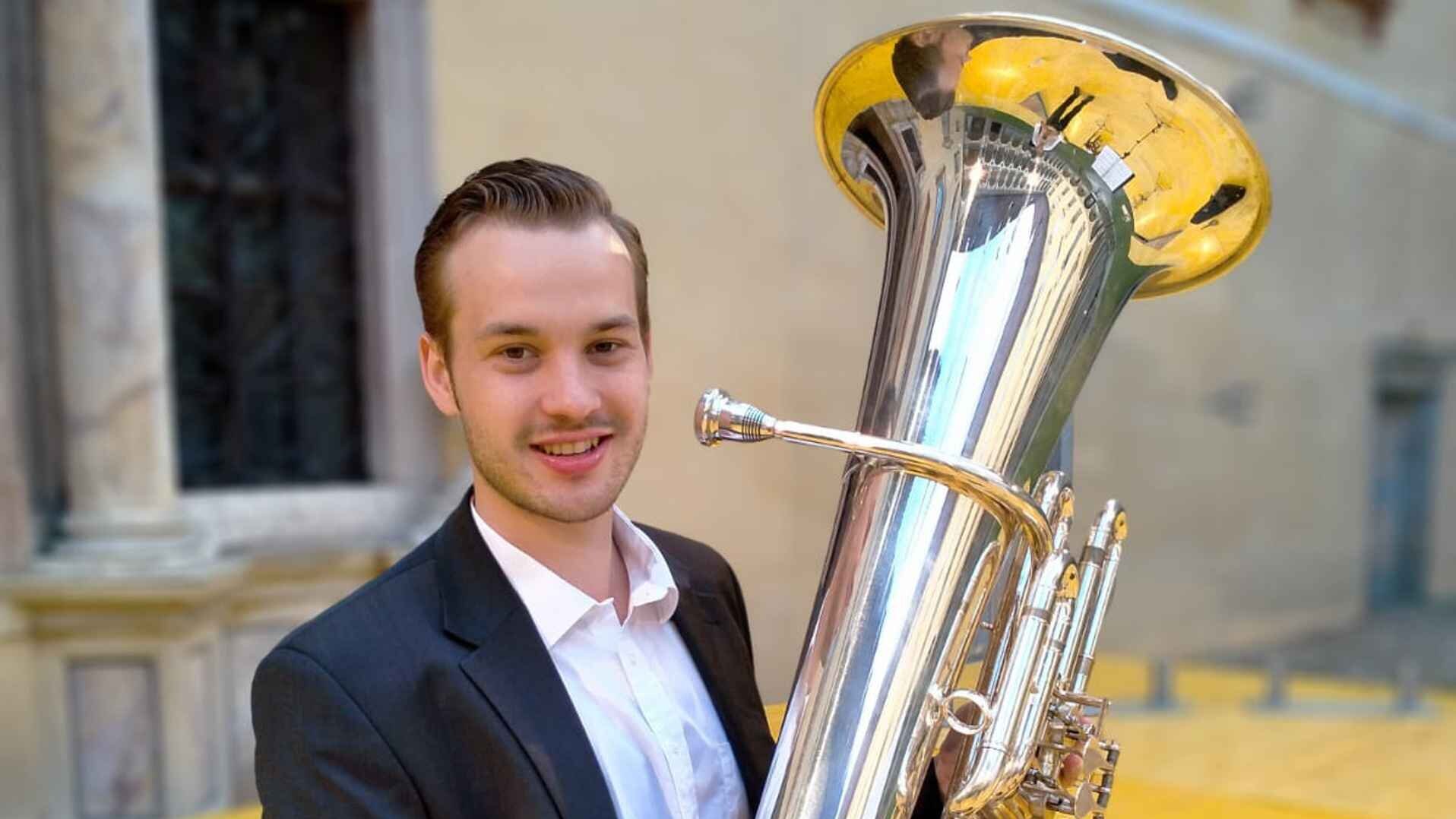 Dorian Kraft mit Tuba in der Hand