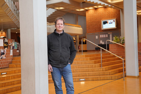 Henrik Rabien steht im Foyer der Hochschule für Musik Freiburg