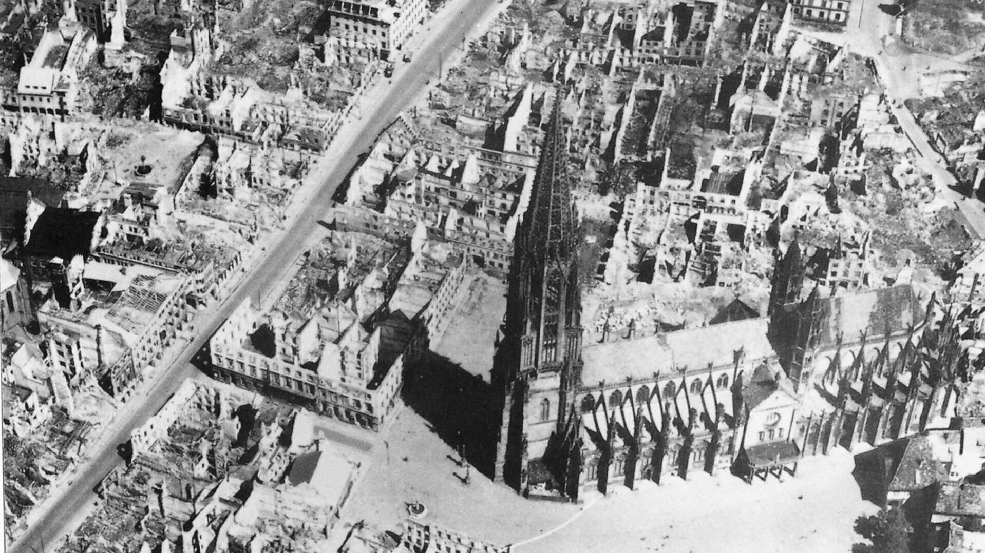 Das zerstörte Freiburg rund um das Freiburger Münster 1944