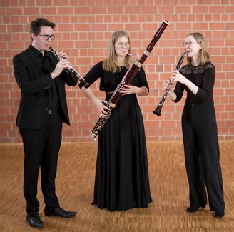 Drei Studierende spielen Oboe, Fagott und Klarinette