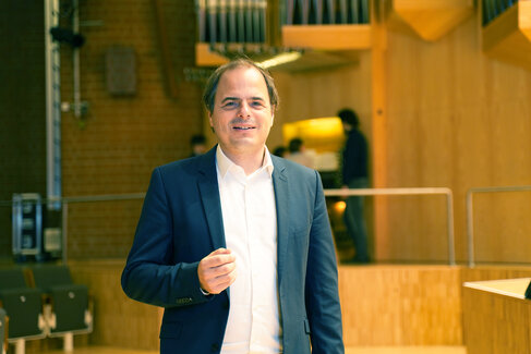 Orgel-Professor David Franke im Konzertsaal der Hochschule