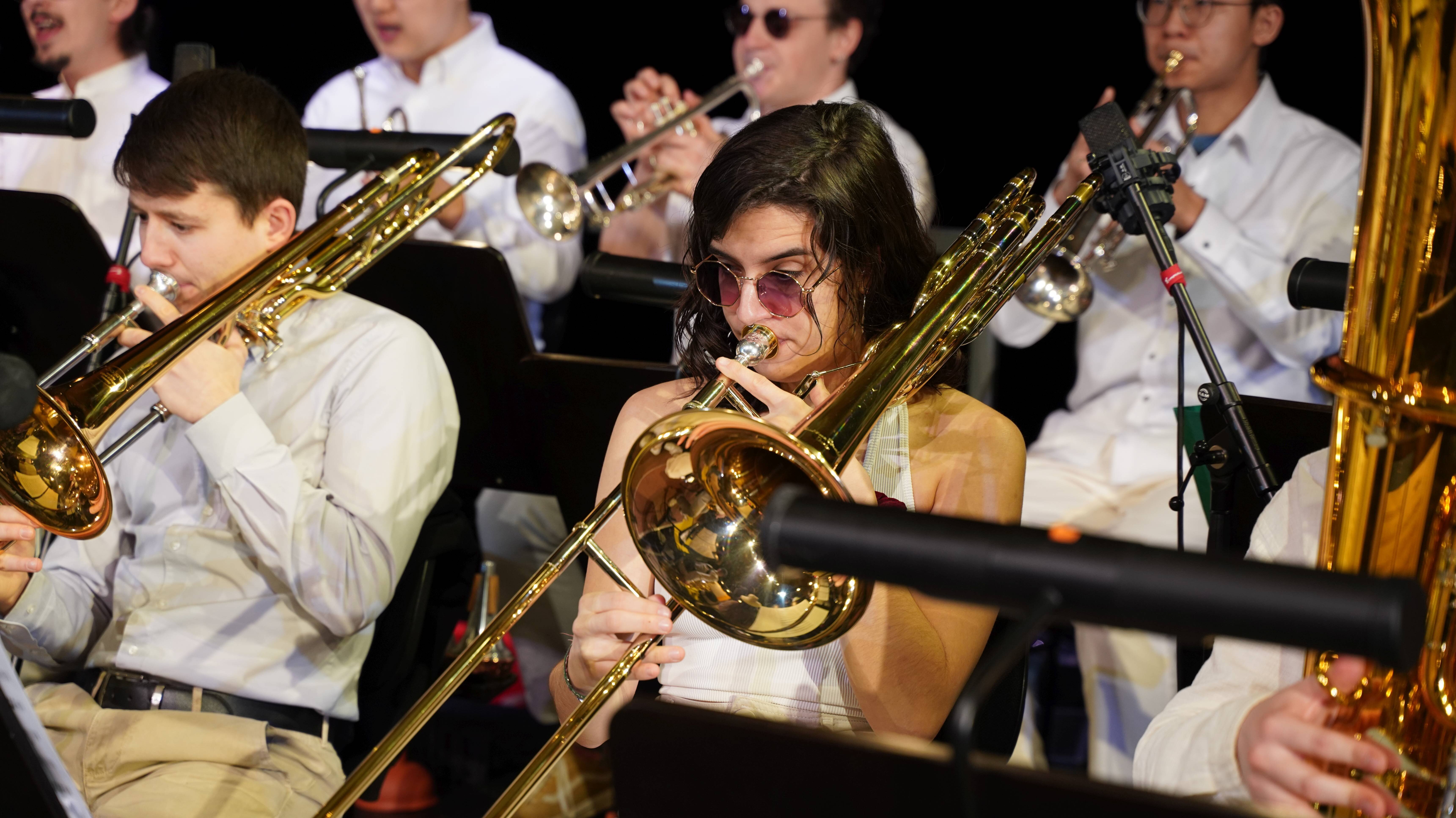 Mitglieder der Big Band spielen bei einer Probe