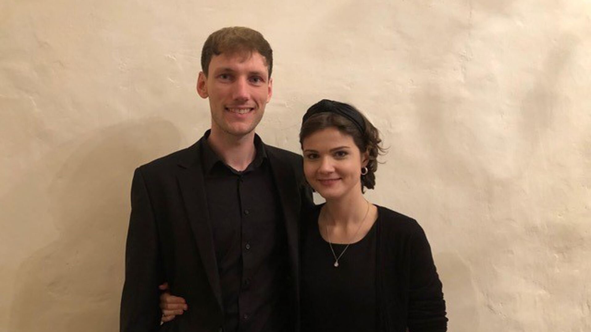 Manuel Klingenmaier und Lorena Kempf in schwarzer Kleidung