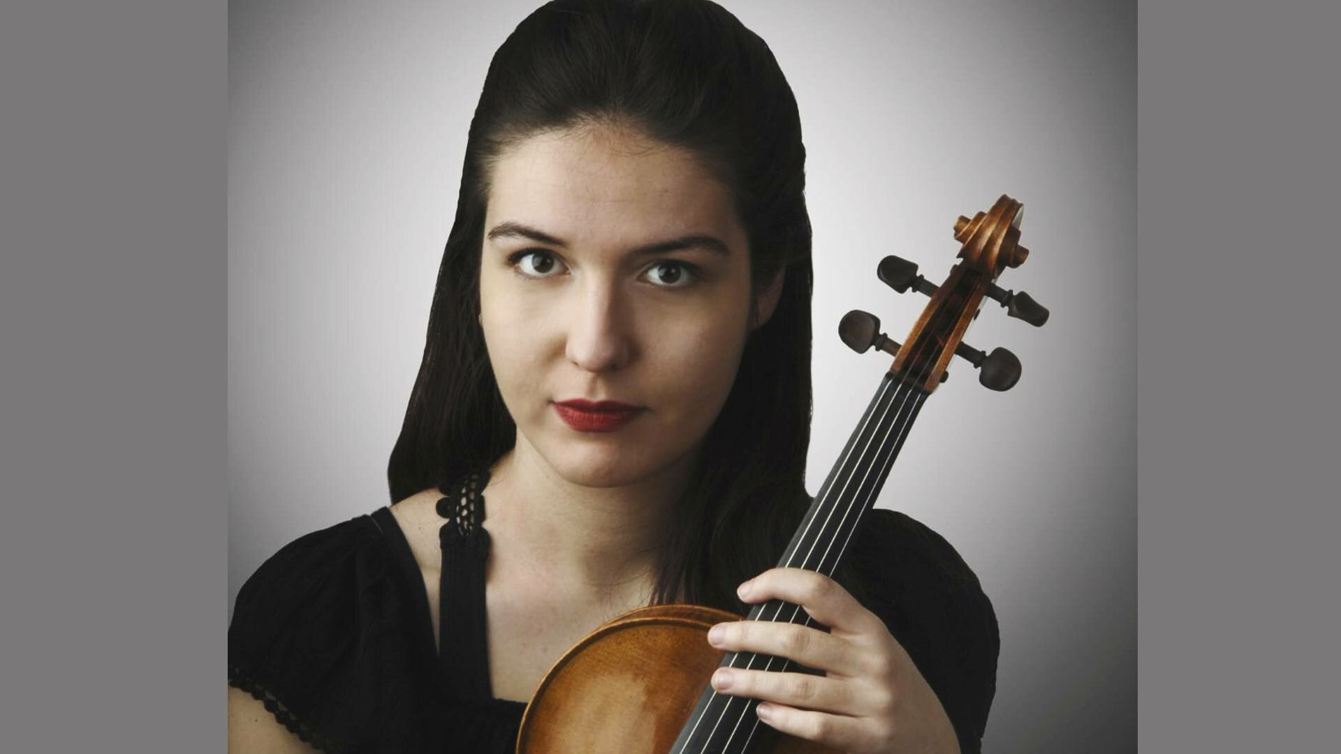Idil Sezer mit Geige in der Hand