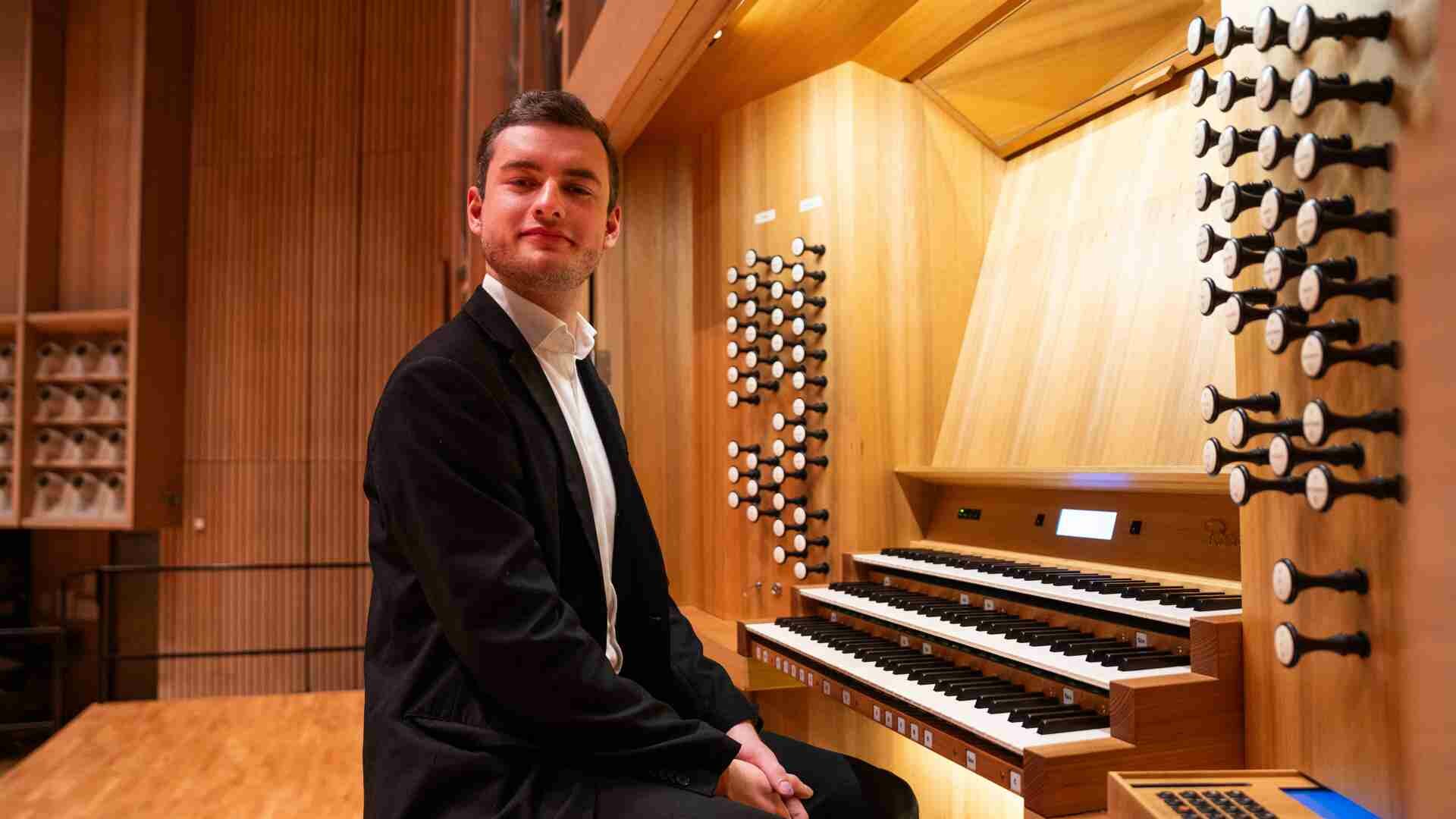 Bernhard Hauk sitzt an einer Orgel
