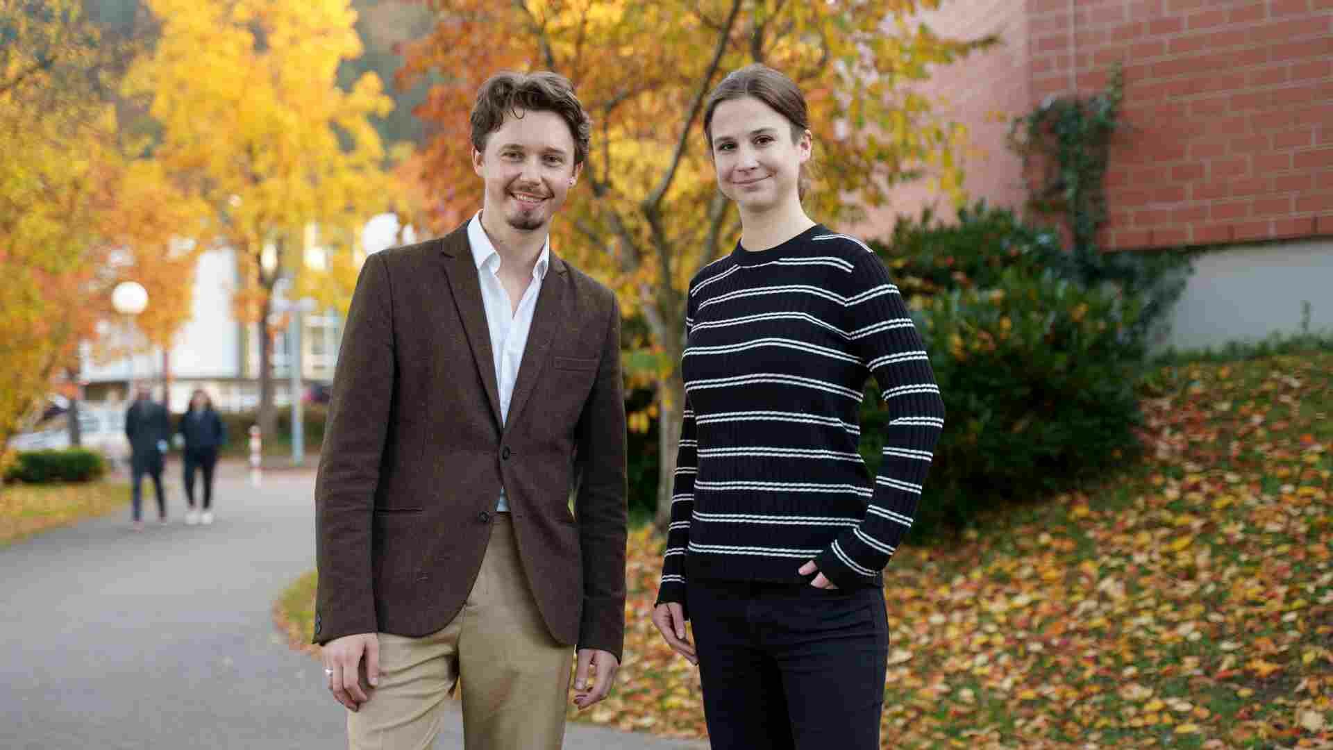 Kacper Dabrowski und Meike Senker stehen vor der Hochschule für Musik Freiburg